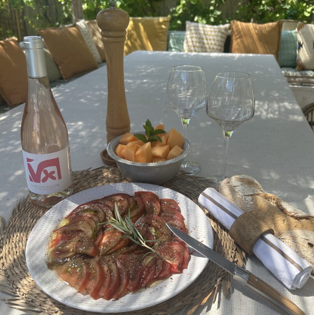 Photo mise en scène La Petite Racine rosé scaled e1756307330515 Domaine la difference